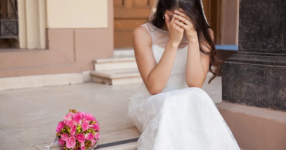Невеста плачет. Цветок плачущая невеста. Расстроенная невеста. Китай невеста плачет. Стар секрет жениха