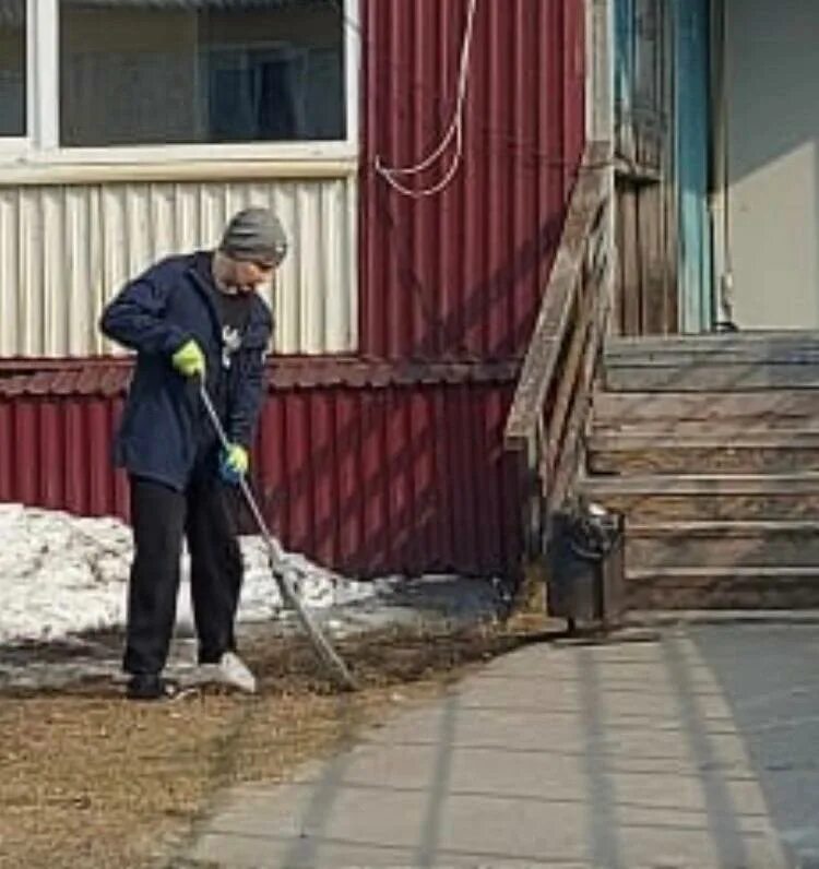 Наводим порядок во дворе. Двор многоквартирного дома дворник. Управляющая компания дворник. Инвентарь дворника и уборщицы. Дворник в управляющую компанию.