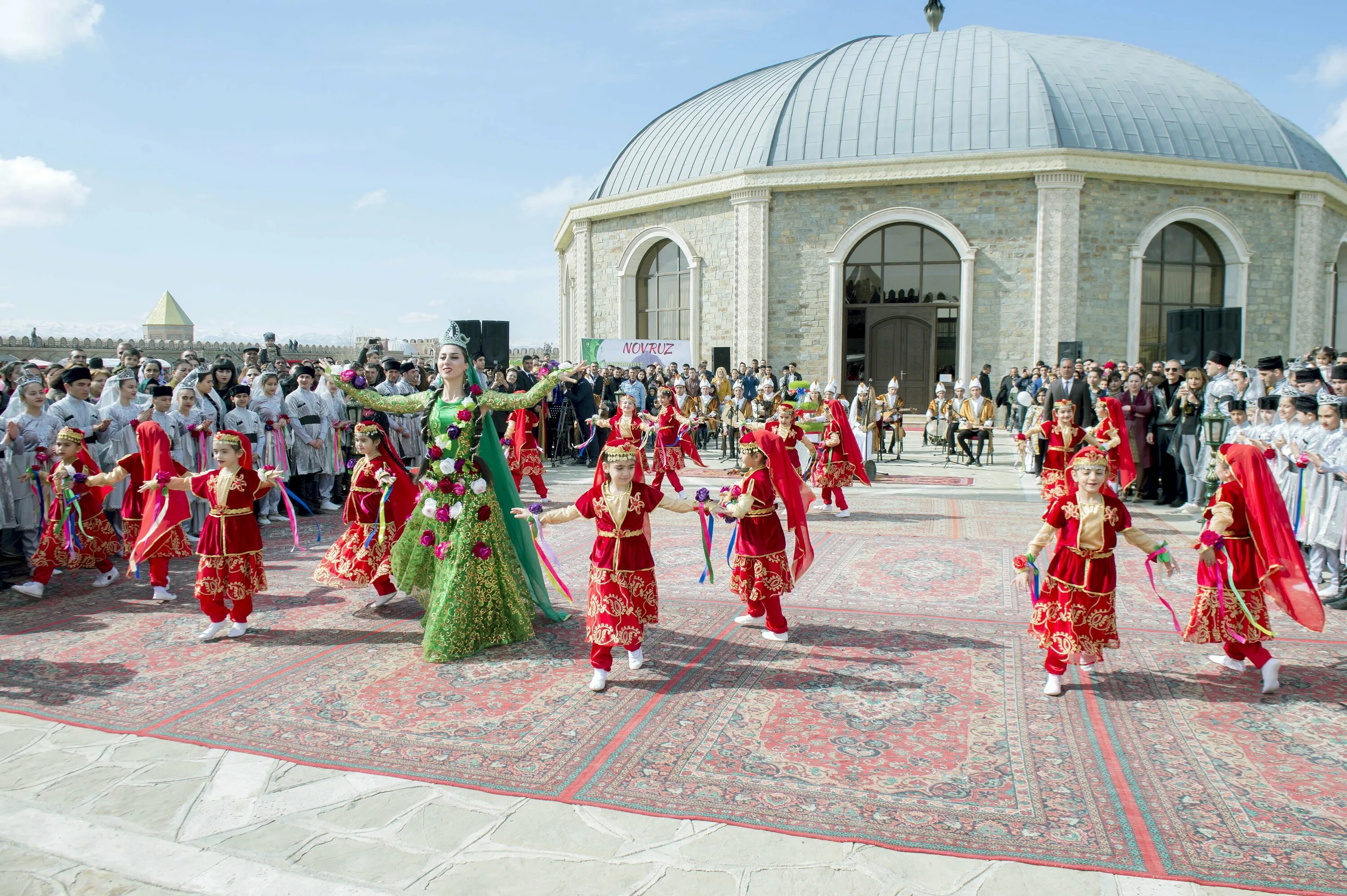 Новруз в Азербайджане. Праздник Новруз в Азербайджане. Новруз байрам Азербайджан традиции. С праздником Новруз байрам на азербайджанском. Праздник у азербайджанцев сегодня