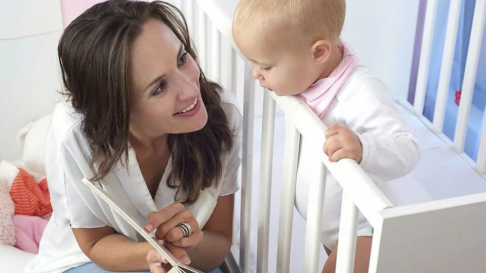 мальчик поёт женским голосом. ребенок с микрофоном. дети поют. родители и дети поют. мальчик и девочка поют.