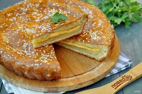 Испечь пироги с сыром