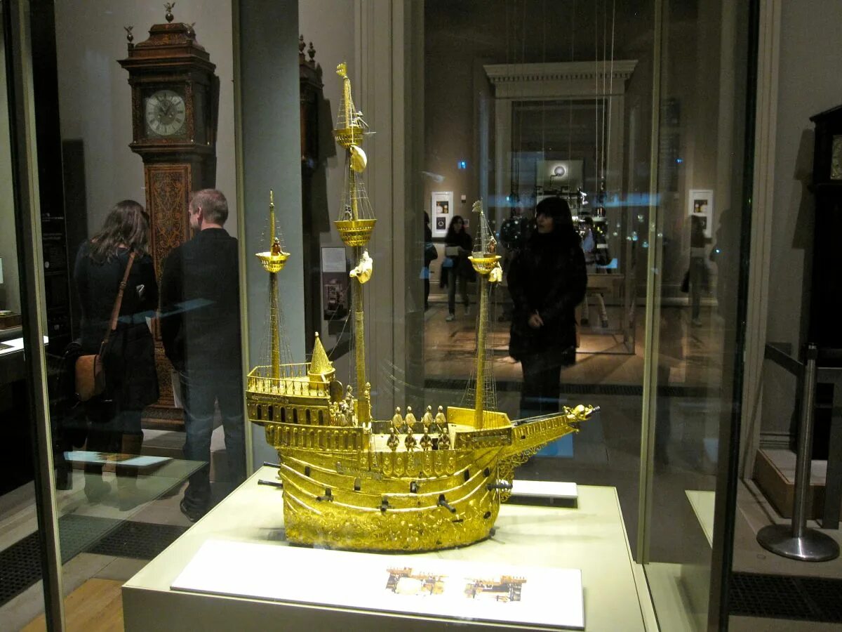 Часовой зал. Британский музей коллекция часов. Золотое ожерелье Синтры британский музей. Зал часов в британском музее. Часы 15 века британский музей.
