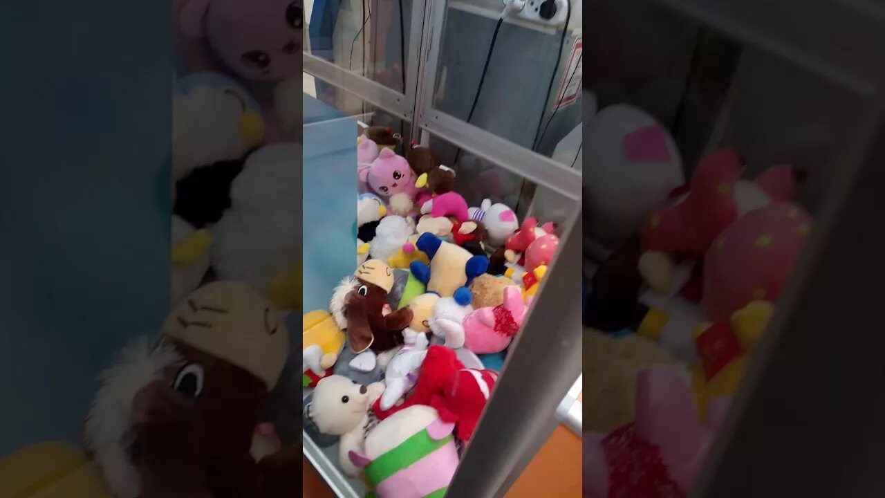 Как вытащить игрушку из автомата. Как вытащить игрушку из автомата. Мягкие игрушки в автомате игрушек. Игровой автомат с игрушками. Вытаскиваем игрушки из автомата хватайка.