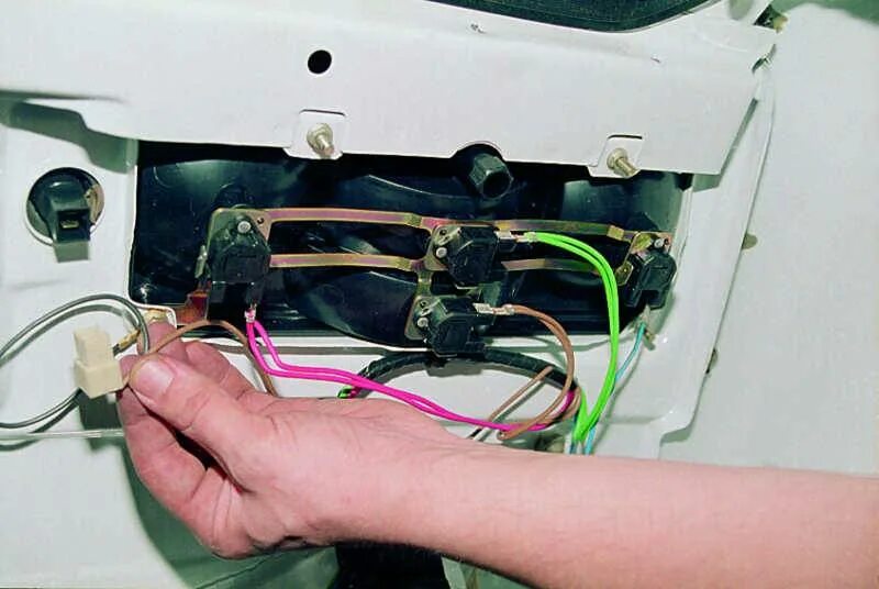 Почему не работает задняя фара
