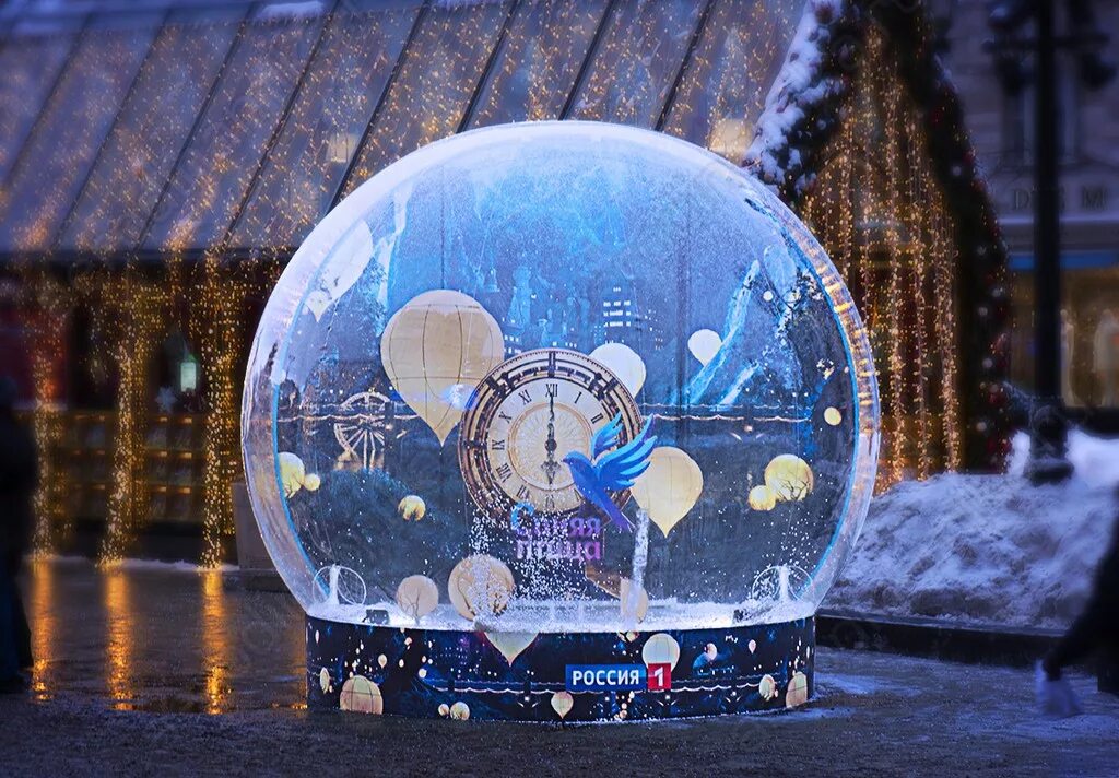 Шар в шаре в красноярске купить. Фотозона снежный шар. Гигантский снежный шар. Чудо шар фотозона. Фотозона стеклянный шар.