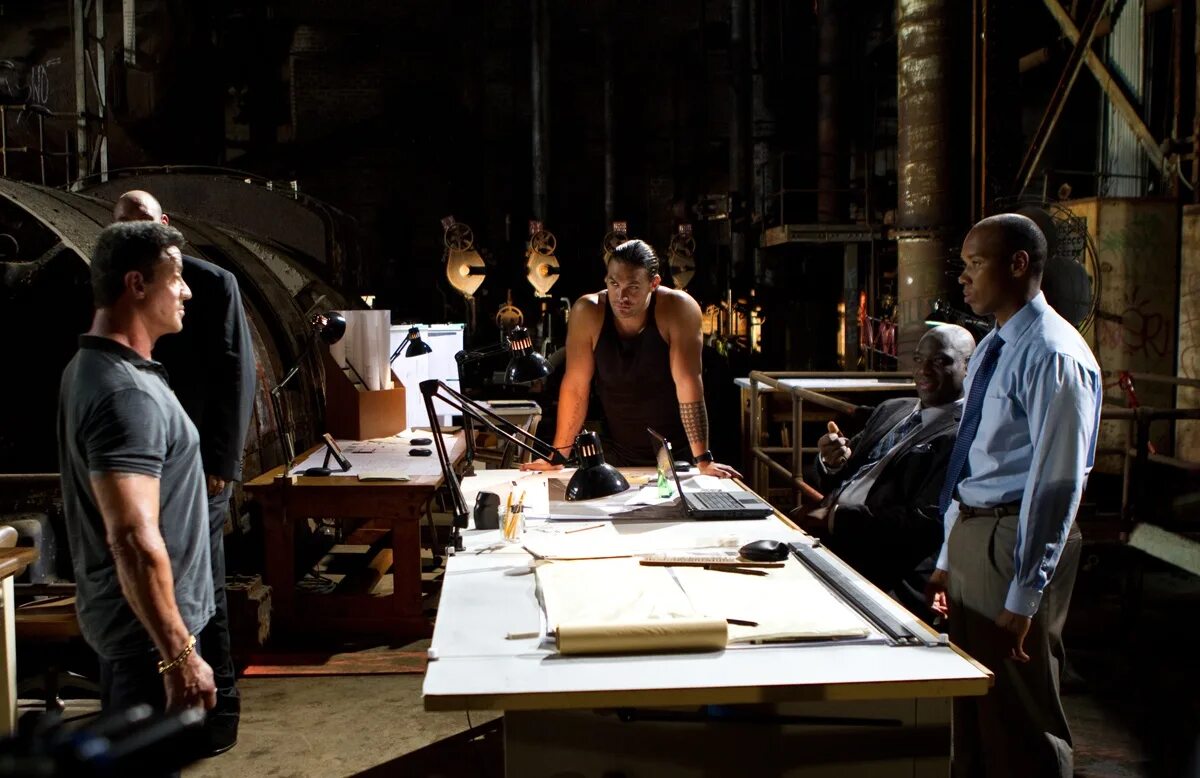 Неудержимый 10 читать полностью. Неудержимый 10 читать полностью. Сара шахи в фильме неудержимый. Джейсон момоа неудержимый. Джейсон момоа и сильвестр сталлоне.