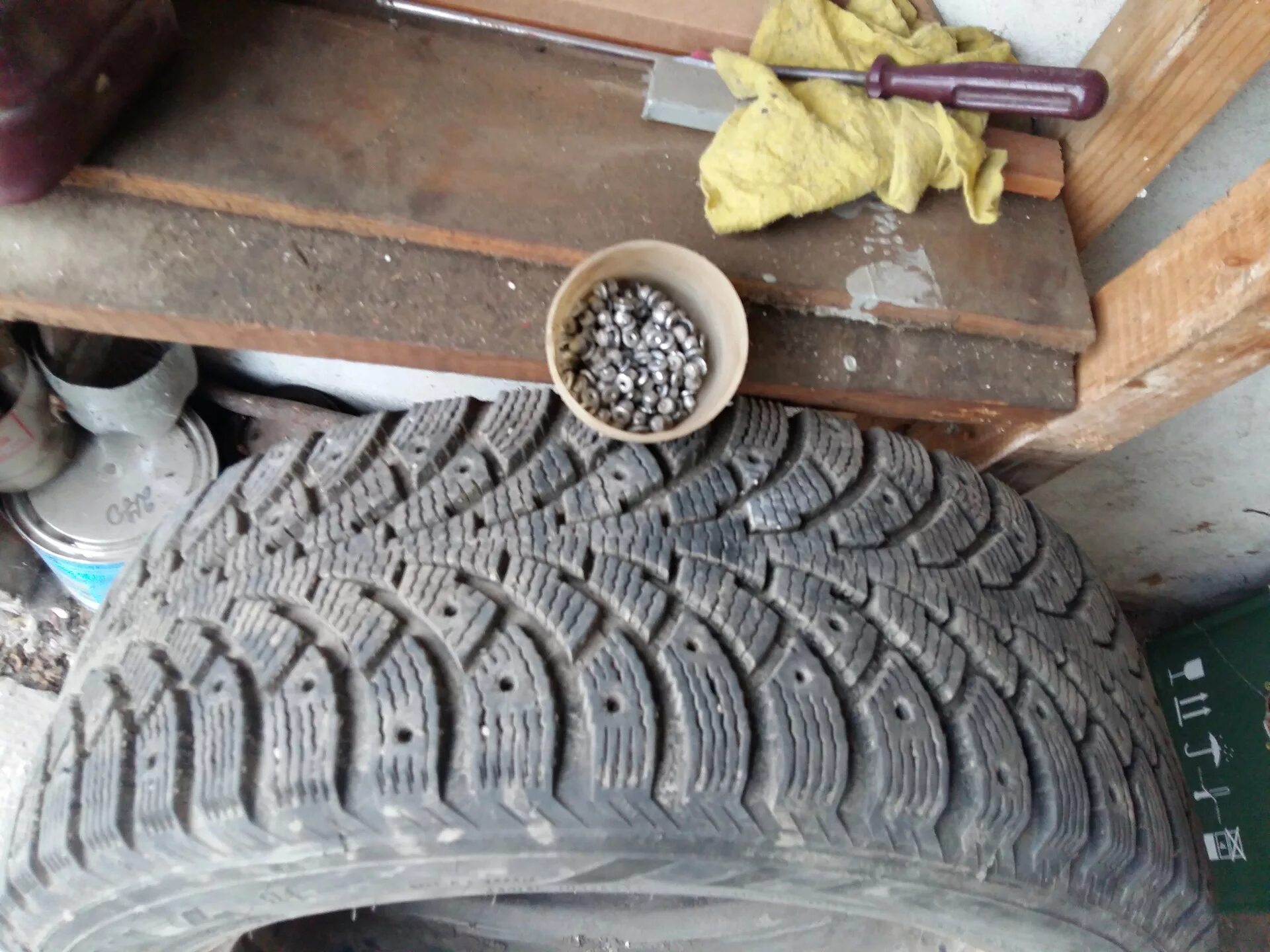 На автомобильных покрышках часто крепят металлические. Goodyear ULTRAGRIP ремонтные шипы. Нордман 4 дошиповка. Шипы из саморезов для ВАЗ 2107. Кама 219 нарезка протектора.