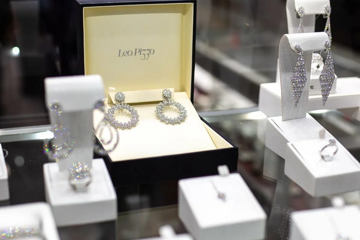 Дизайнерские ювелирные украшения. Вднх выставка ювелирных украшений. Самые известные ювелирные бренды. Эксклюзивные золотые украшения. Ювелирная выставка.