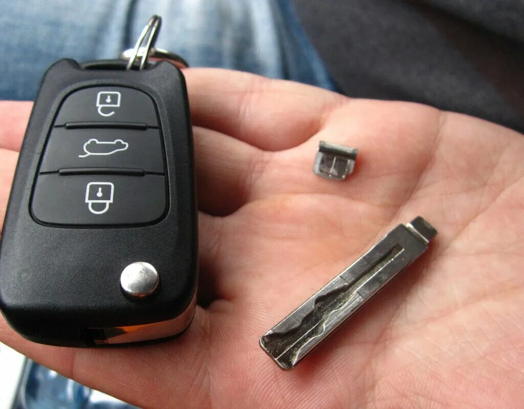 Как выглядит ключ от машины. Ключ. Куча автомобильных ключей. Ключи от авто. Ключи от автомобиля.