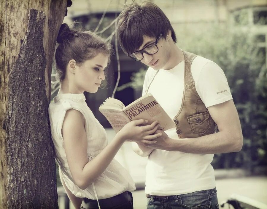 Книга юноша и девушка. Юноши и девушки. парень и девушка. влюбленные школьники. парень с книгой.