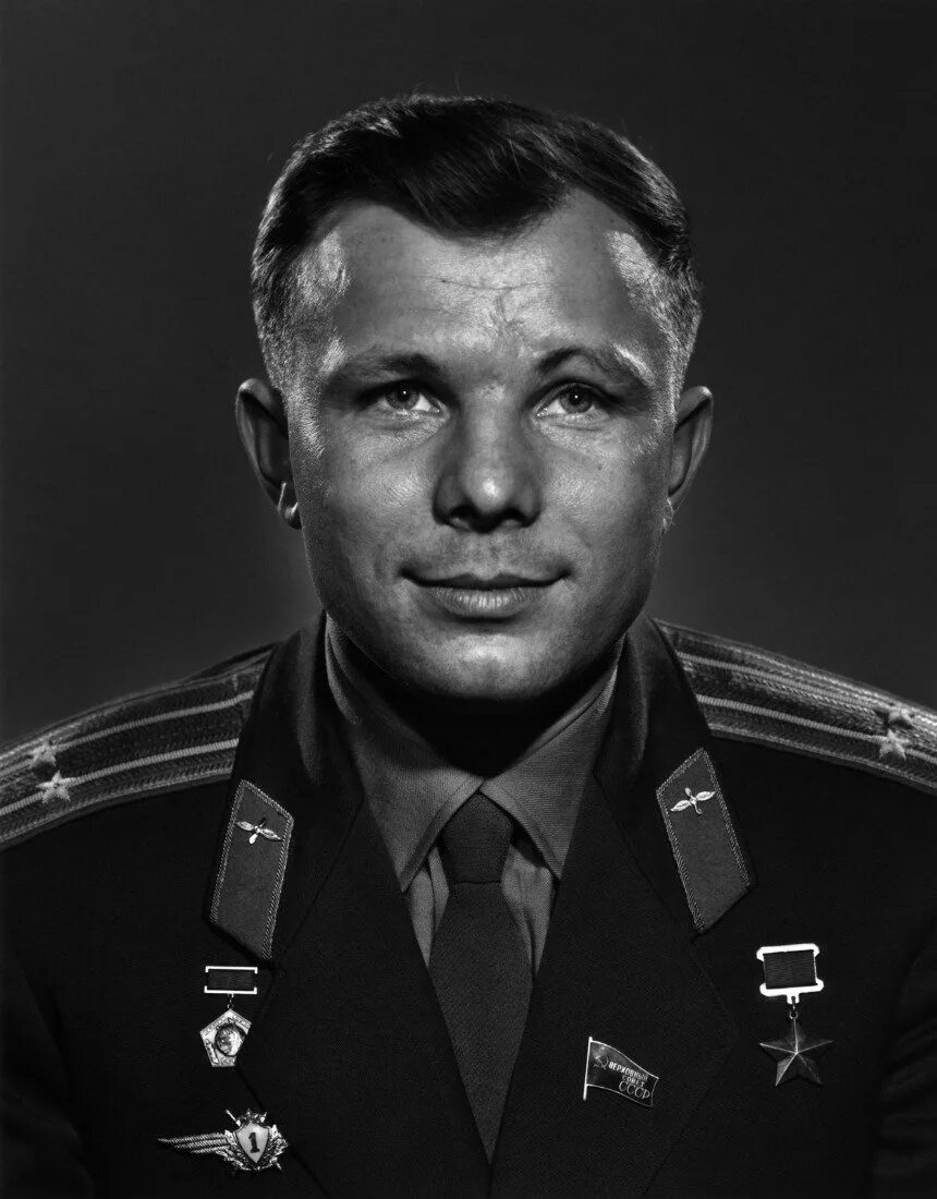 Знаменитые люди гагарин. Гагарин летчик испытатель. Портрет Юрия Алексеевича Гагарина.