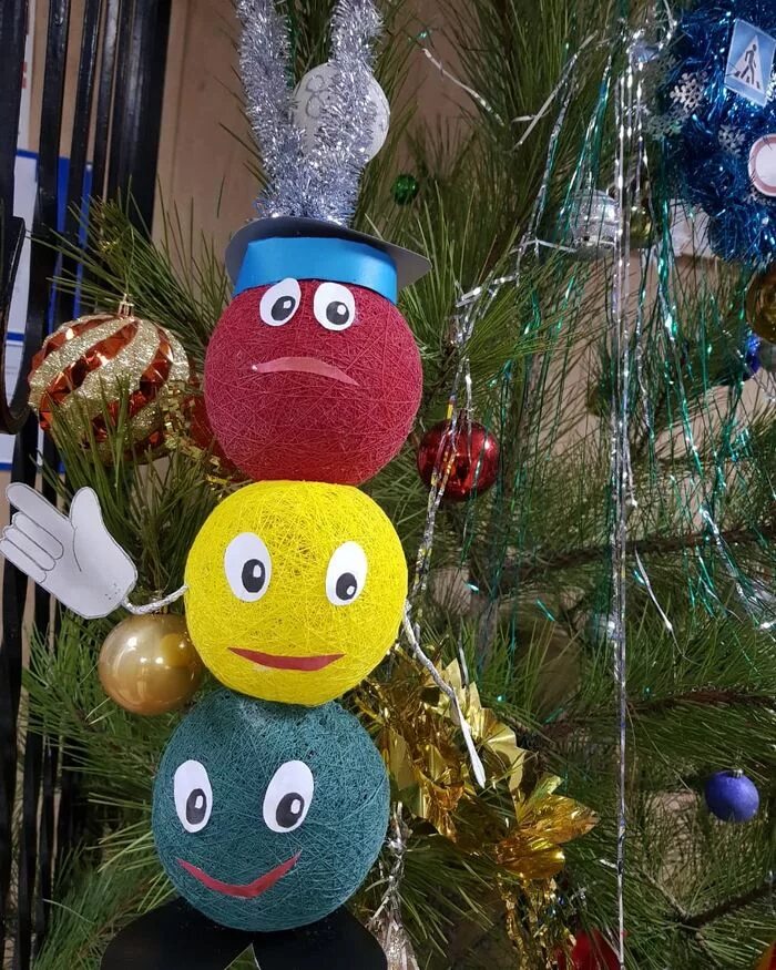 новогодняя игрушка по пдд. игрушка безопасный новый год. новогодняя игрушка по пдд. игрушки для елочки безопасности. елочная игрушка в стиле пдд.