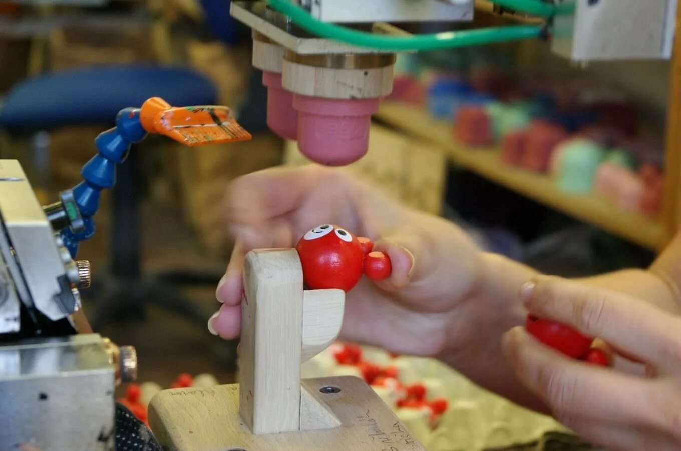 Фабрика игрушек для детей. Цех деревянных игрушек. Завод пластмассовых игрушек. Завод по производству деревянных игрушек. Технологии изготовления игрушек
