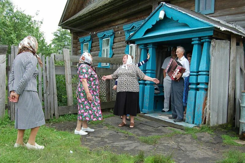 Село гудя. Деревенские жители. Бабушка в деревне. Жители сельской местности. Деревенские люди.