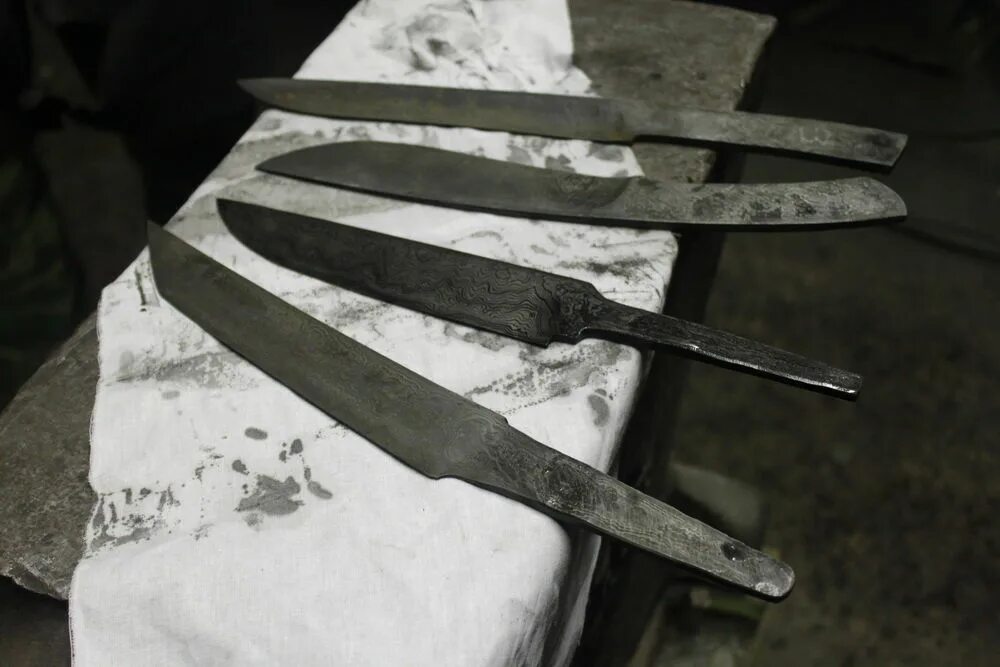Мастер класс ковка ножа. Нож из рессоры. Материал для ковки ножей материал. Мастер класс по выковке ножа в Кузне.
