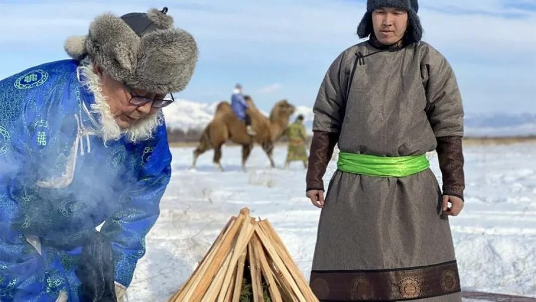 Тувинцы основные занятия. Тувинцы-Тоджинцы. Занятия тувинцев. Головной убор оленеводов тувинцев. Тувинцы и Монголы.