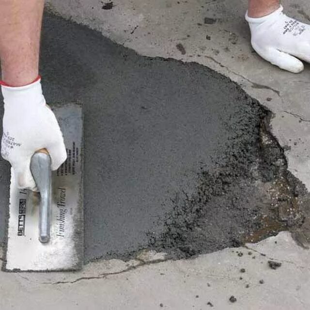 Заделывание щелей в бетоне. Ремонтный состав для бетонного пола. Бетонная смесь. Заделка выбоин в полах цементных. Смесь для трещин