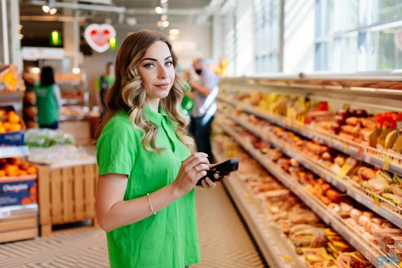 Продавец кассир г. Кассир в пятерочке. продавец в супермаркете. продавщица пятерочки. продавец пятерочки.