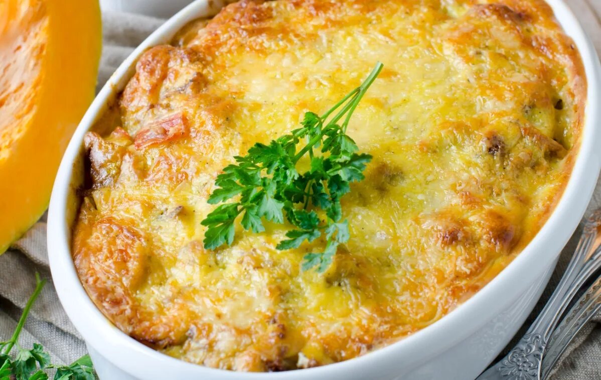 Картофельно тыквенная запеканка. Картофельно тыквенная запеканка. Запеканка с тыквой и фаршем. Тыквенная запеканка на завтрак. Картофельно тыквенная запеканка.