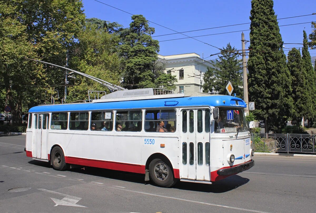 Троллейбус шкода. Троллейбус Шкода Ялта. Троллейбус "Skoda-27tr". Skoda 9tr Ялта. Ялтинский троллейбусный парк.