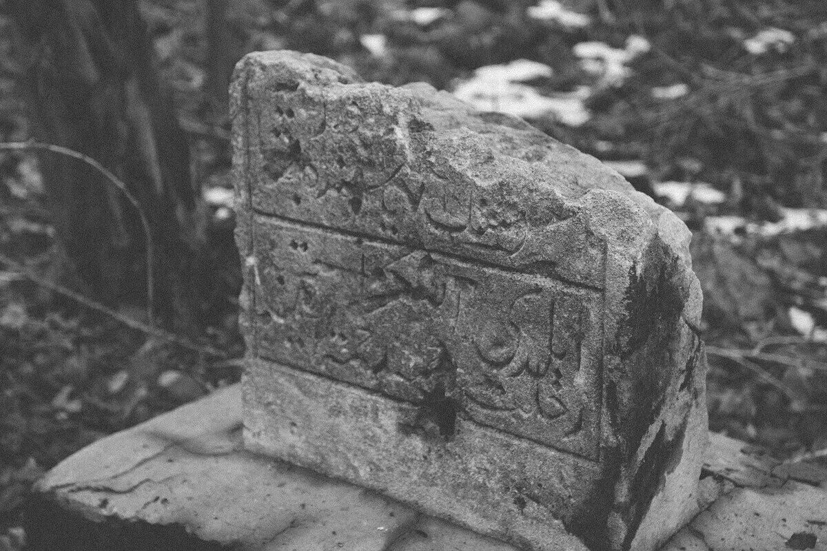 Камень на могилу мусульманские. Надгробные памятники мусульман. Мусульманские памятники на кладбище. Могильные муки