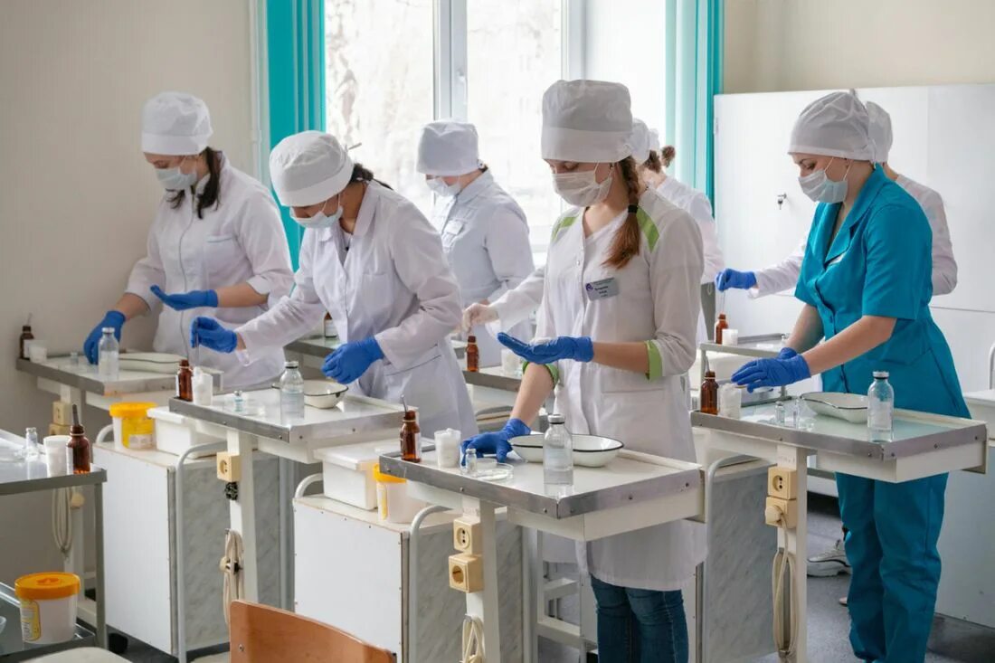 Колледж мид. Якутск алданский медицинский колледж. Студенты медики на практике. Лечебное дело после 9 кем работать. Республиканский медицинский колледж.