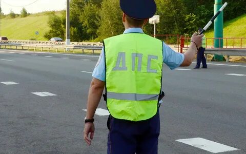 Указывает дорогу судам