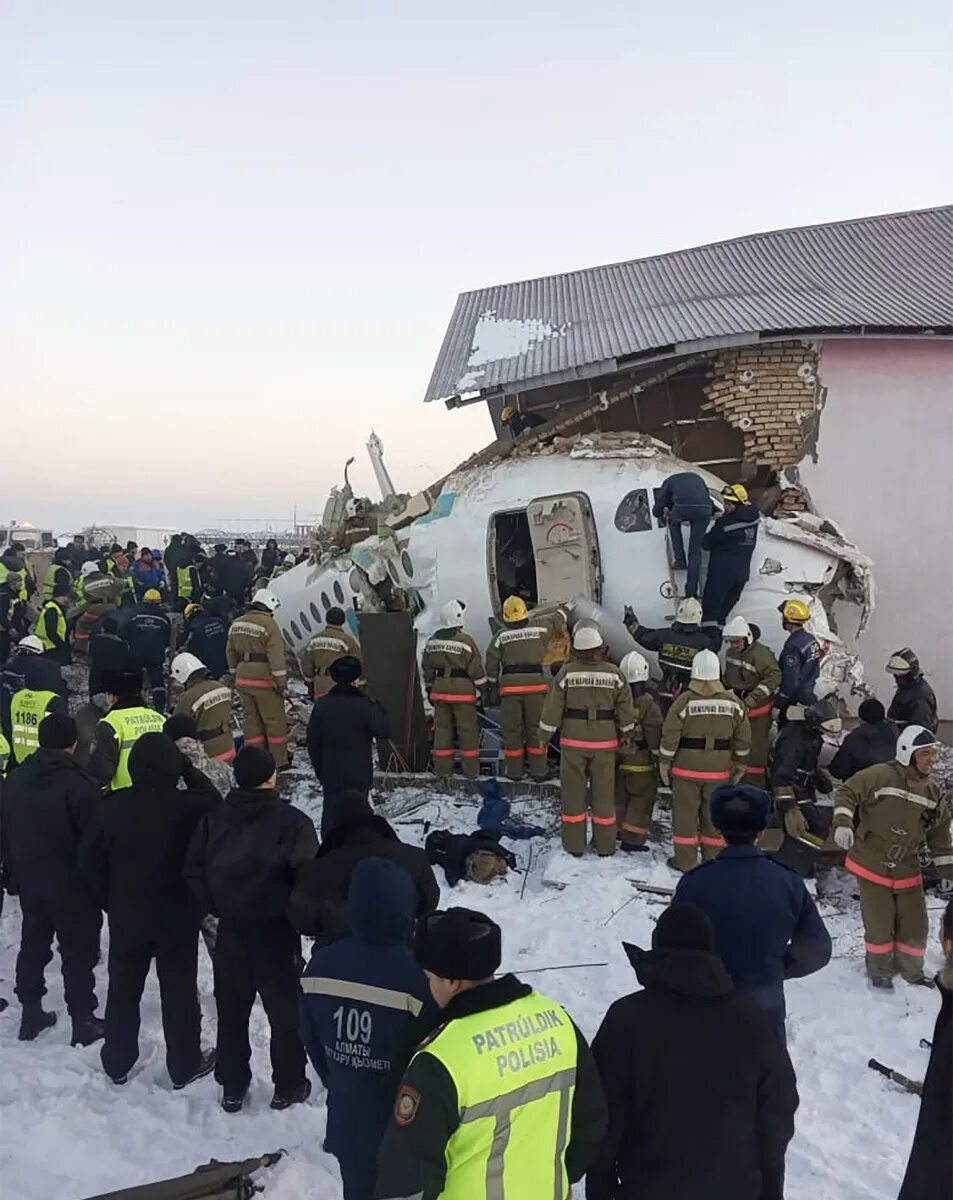 авиакатастрофа в алма ате 2019. Air fokker 100 bek авиакатастрофа. казахстан алматы крушение самолета. где упал самолет сегодня. бек эйр крушение.