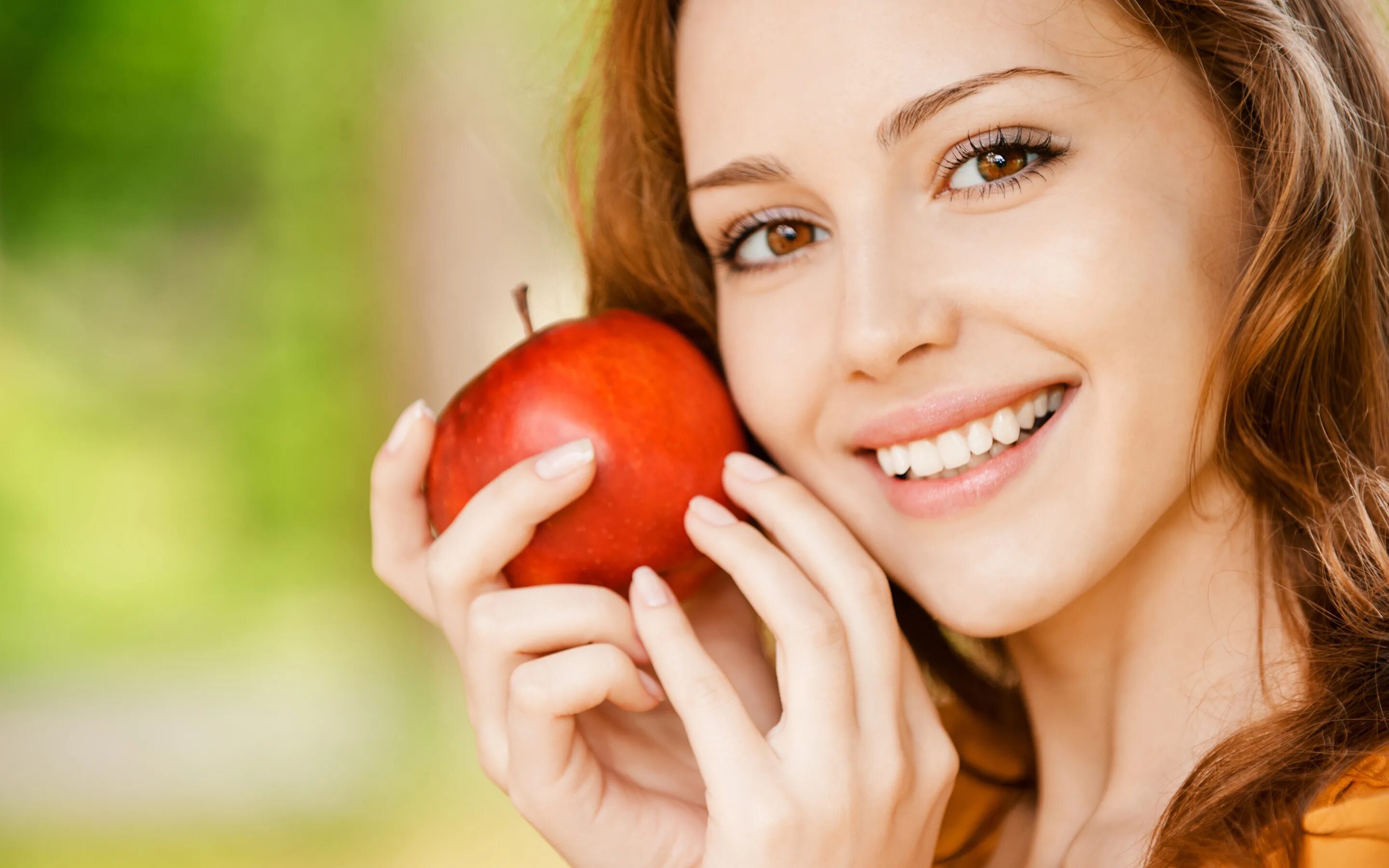 Девушка с яблоком. Красивая улыбка. Девушка с яблоком в руке. Красивая здоровая женщина. Mary apple