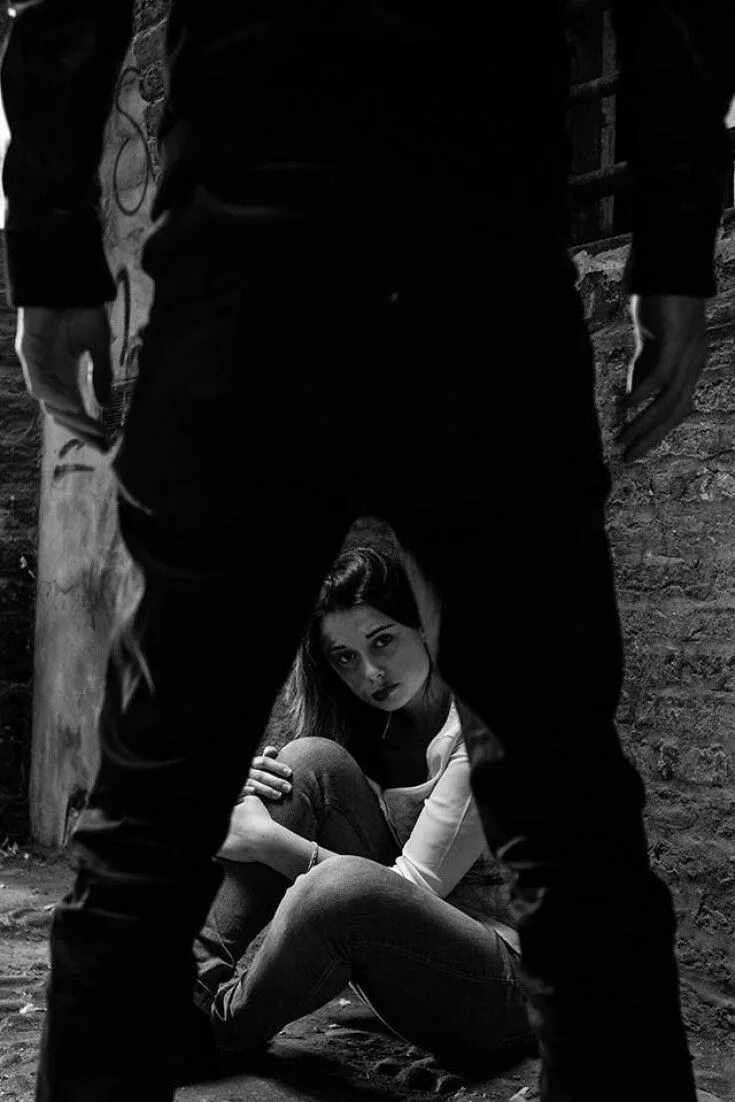 Черный насильник. Женщина в подъезде. Тюрьма фритауна для подростков в сьерра леоне. Черный насильник. Черный насильник.