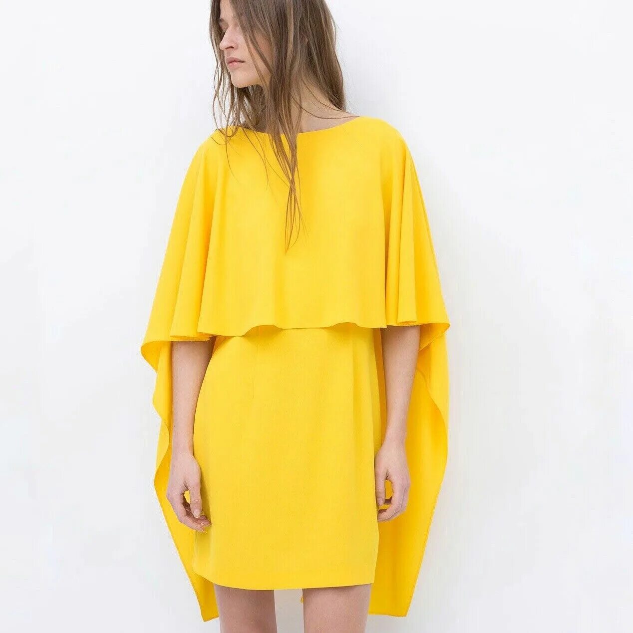 Платье рукава накидка. Желтое платье Zara Кейп платье. Zara лимонное платье.