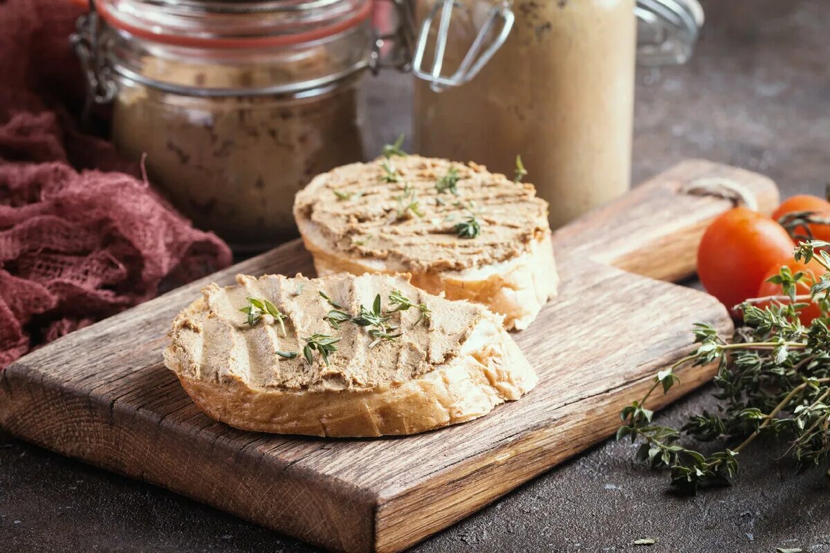 Паштет на хлебе. Паштет с гренками. Паштет из куриной печени с грибами.