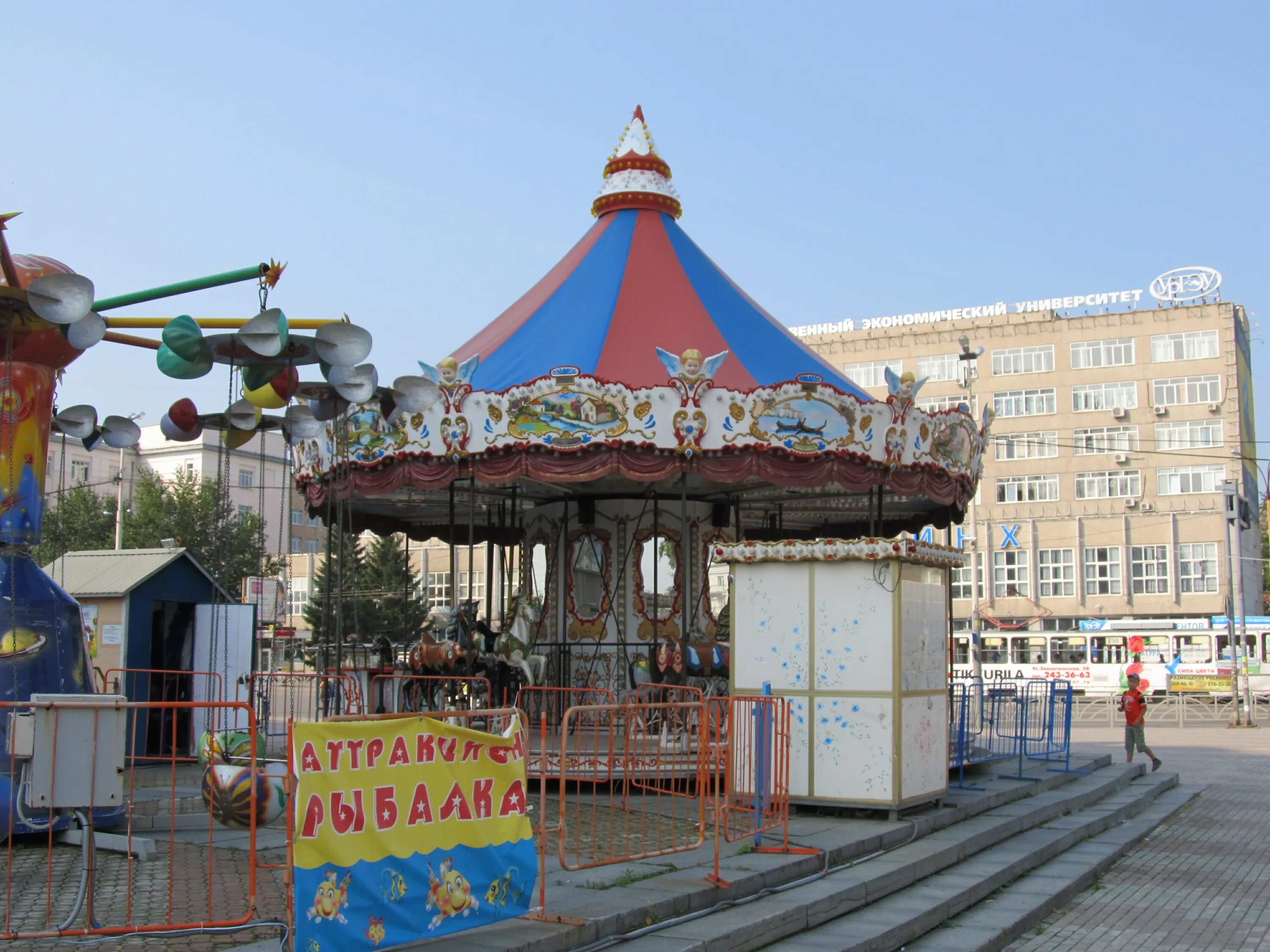 Парк аттракционов в екатеринбурге. Екатеринбург карусели парк. Екатеринбург карусели аттракционы. Лунапарк Екатеринбург. Радуга парк Екатеринбург аттракционы.