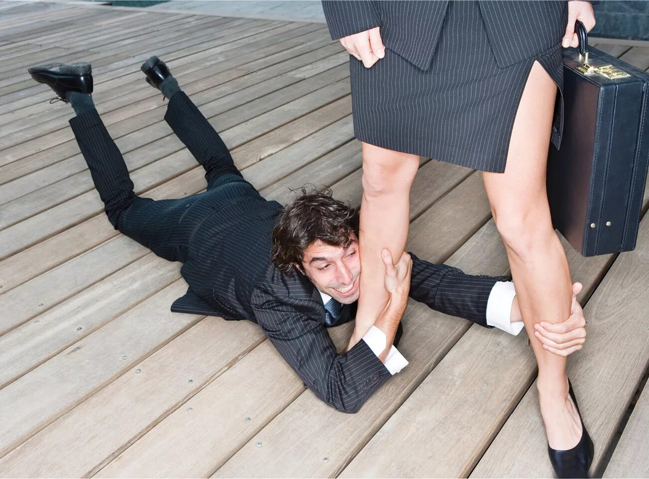 Унижение колени. Унижение колени. Байден на коленях. Унизить человека. Женские ножки на мужчине.