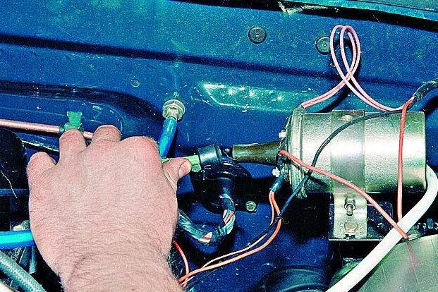 Катушка зажигания газ 402 карбюратор. Катушка зажигания волга 402. Катушка зажигания змз 402. Катушка зажигания газ 3110. Катушка зажигания газ 3110 402 двигатель.