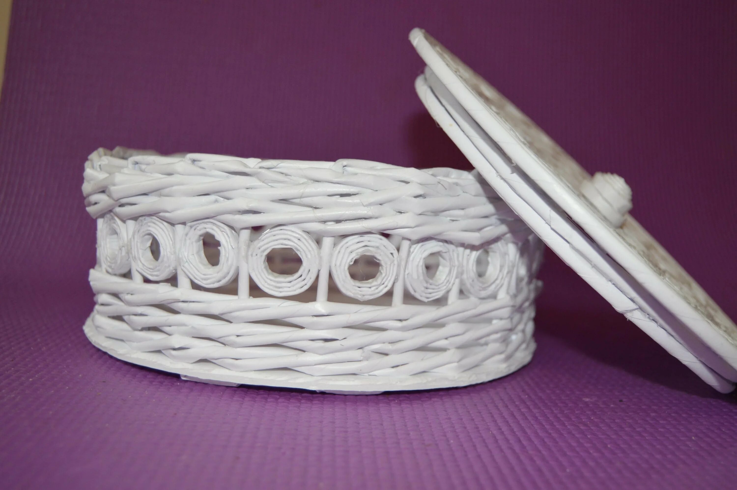 бумага плетение мастер. плетение газетными трубочками. плетеная шкатулка. плетение из газетных трубочек. корзина из бумаги плетеная.