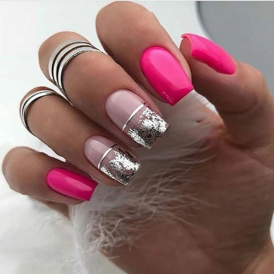 Стильные ногти маникюр дизайн 2023 новинки. Модные розовые ногти. Ногти розовые с серебром. Ярко розовый стильный маникюр. Розовый маникюр модные тенденции.