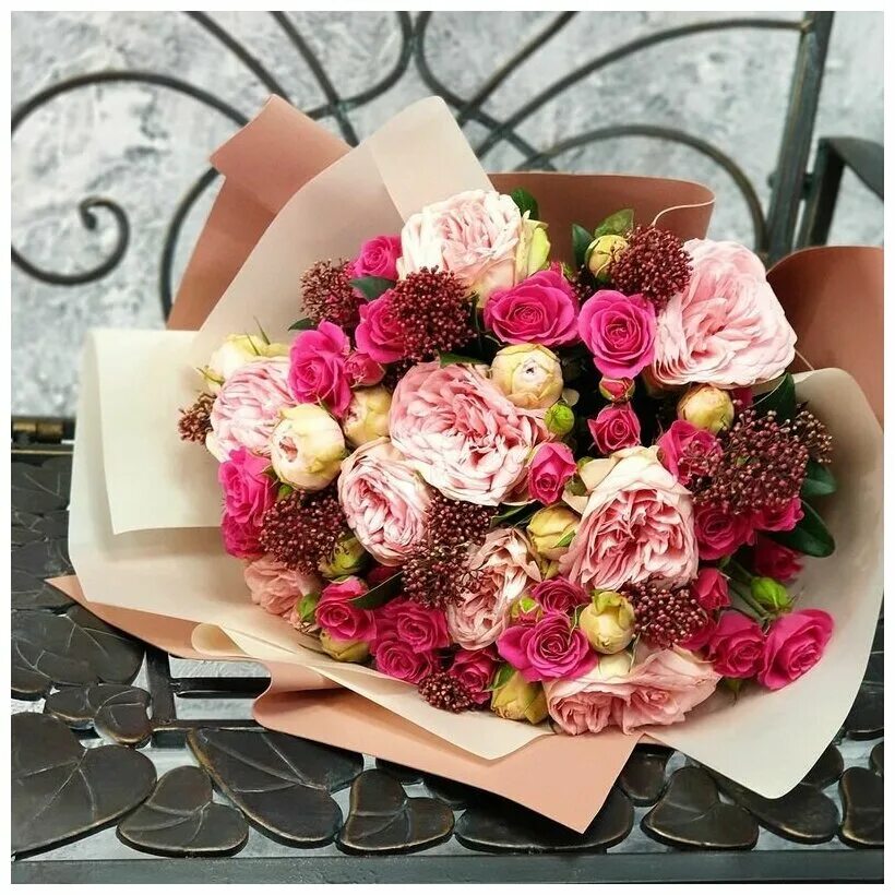 сиренево красный букет. букет роз 25 в шляпной коробке. букет в малиновом цвете. букет «милый». милые букеты.