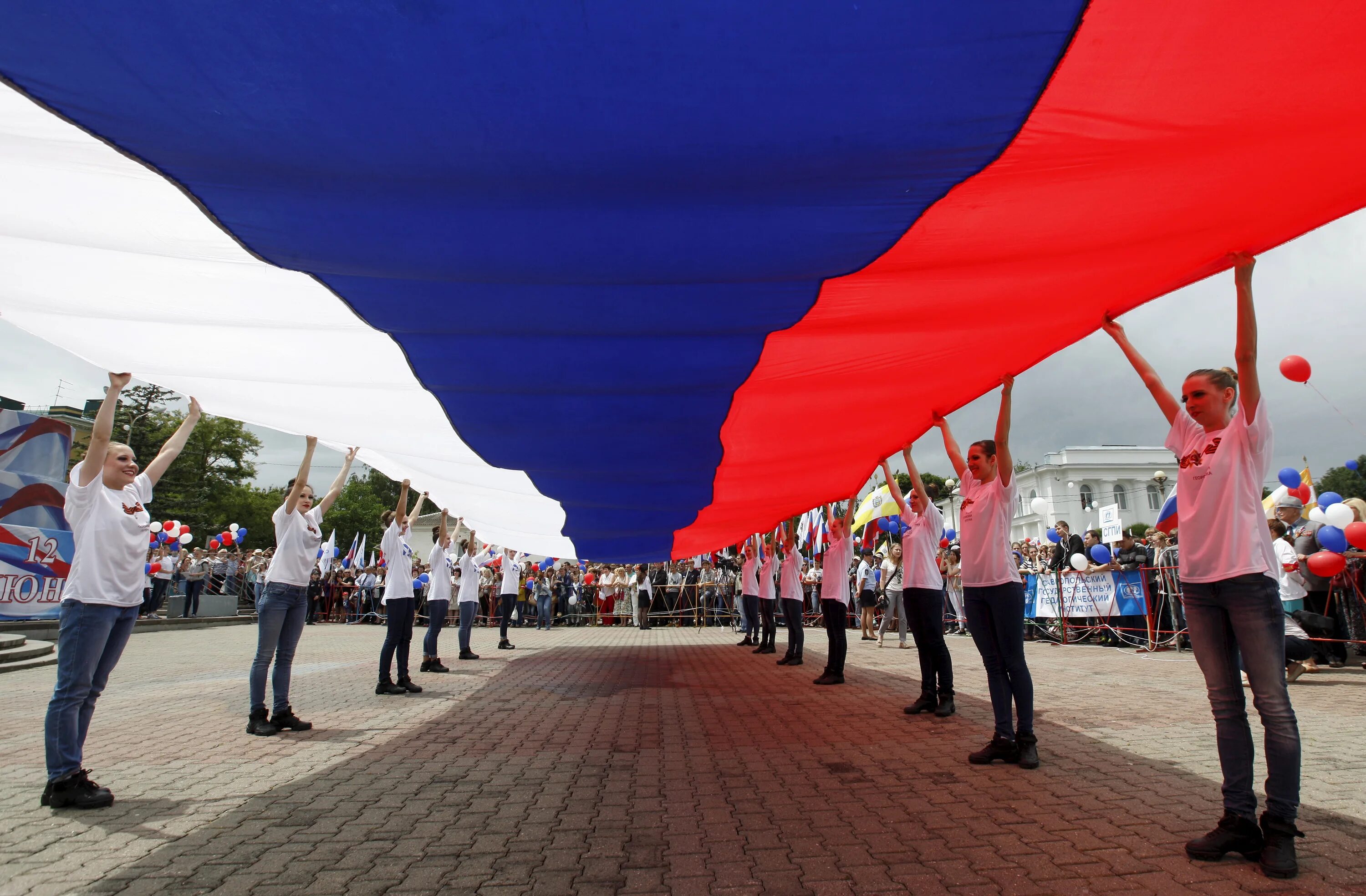 День россии страшный. День России празднование. Праздник день России флажки. С днём России 12 июня. Флешмоб ко Дню государственного флага России.