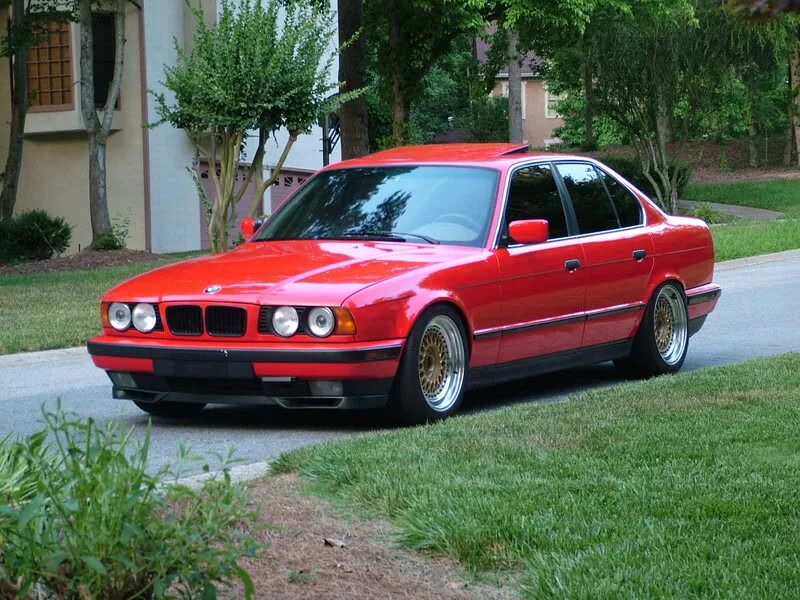 Е34 красная. BMW e34 красная. БМВ 34 красный. БМВ м5 е34. БМВ м5 е34 красная.