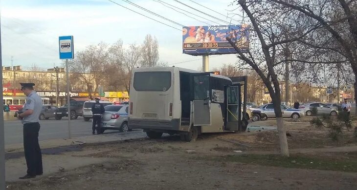 Волгоградский маршрутка 46с. Маршрутка 46с Волгоград. Наезд на стоящий автобус на остановке.