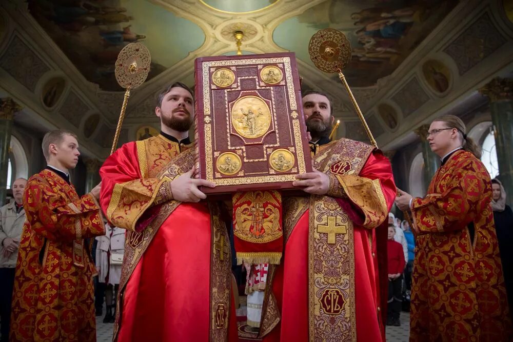 Какое облачение на сретение. Пасхальное облачение священников. одеяние священника на пасху. красное одеяние священника на пасху. облачения священнослужителей на пасху.