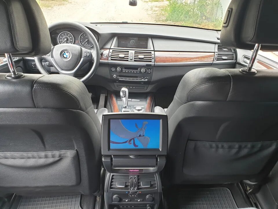 Подлокотник е70. Монитор bmw x5 e70. задний монитор бмв е70. задние мониторы bmw e65. bmw x5 e70 салон.