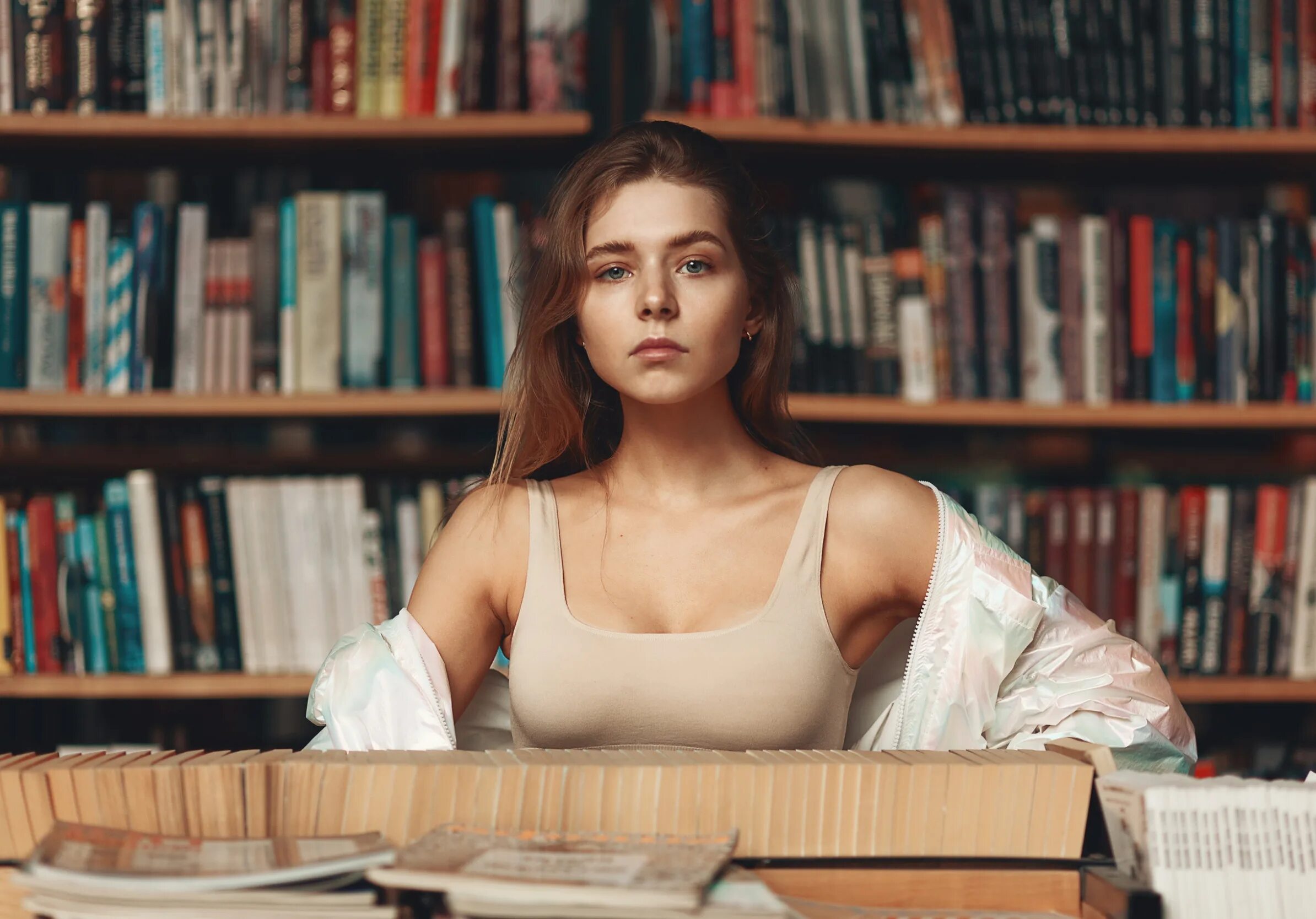 Где найти читающую девушку