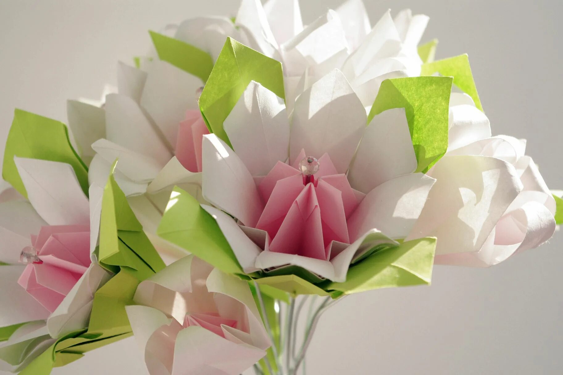 Букеты из бумаги для начинающих. Бумажный букет. Букет цветов «оригами». Букет из цветов оригами. Оригами букет цветов из бумаги.