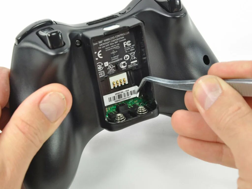 Xbox 360 Controller батарейки. Xbox 360 контроллер батарейки. Геймпад Xbox 360 на батарейках. Батарейки для джойстика Xbox 360. Батарейки для джойстика