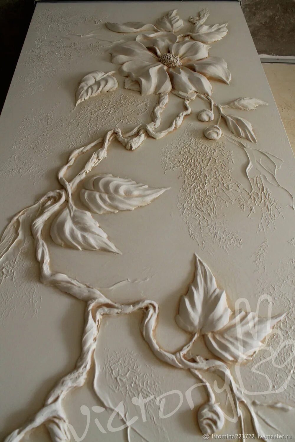 Барельеф на стенах из шпаклевки. Панно из декоративной штукатурки на стену. Гипсовое панно на стену. Декоративный барельеф. Панно из гипса.