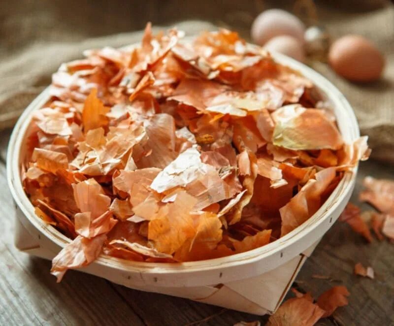 Как сварить сало в домашних условиях без луковой шелухи. Отвар шелухи лука. Отвар из луковой шелухи. Луковая шелуха способ приготовления. Отвар луковой шелухи.