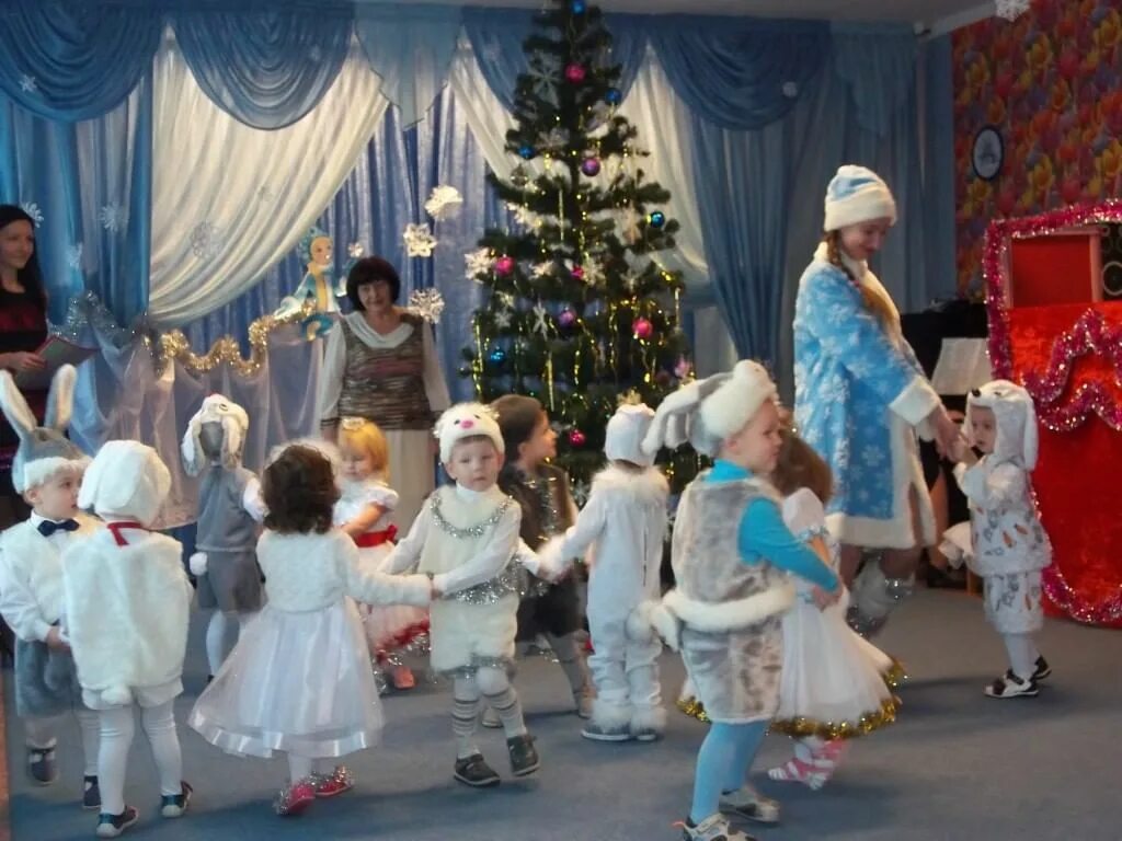 Новогодний праздник в первой младшей группе раннего возраста. Новогодний праздник в первой младшей группе раннего возраста. Новый год в младшей группе. Пришла на праздник елка сверкает. Бабушкины посиделки в группе раннего возраста в детском.