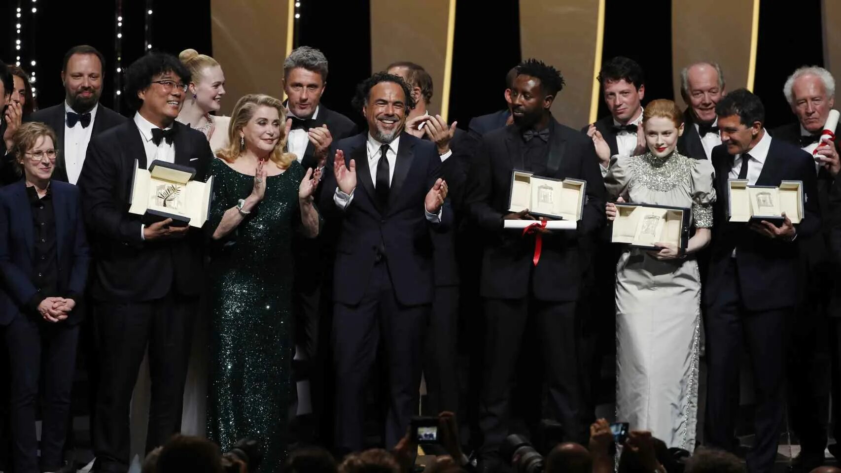 Кинофестиваль sundance. Festival awards. Золотая ветвь каннского кинофестиваля. Festival awards. Каннский кинофестиваль премия.